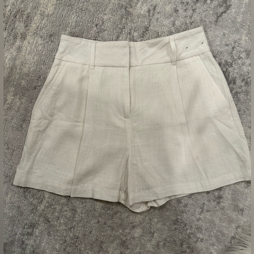 Linen high waisted pleated shorts